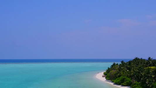 白沙背景浅海美丽旅游海滩冒险的空中无人机全景视频