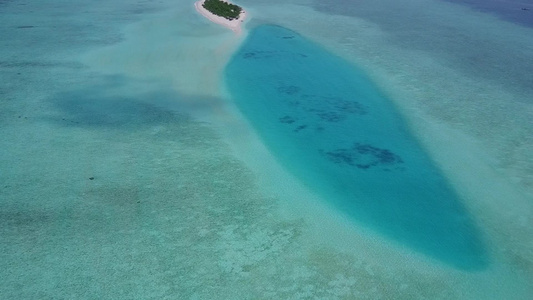 空中无人驾驶飞机的风景以白色沙尘背景的清海为例展现出视频