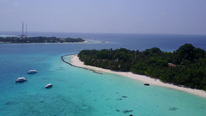 以白色沙土背景的蓝色水礁环礁湖为断开的旅游海滩堤边15秒视频