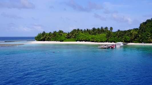 热带度假度假胜地海滩旅游蓝海和清洁沙土背景的蓝色海路视频