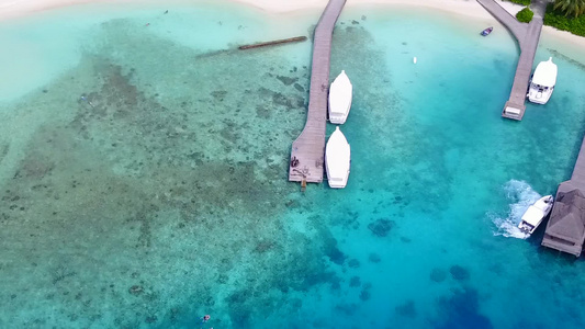 海洋蓝海和白沙背景的海岛海滩时间天上无人驾驶飞机飞行视频