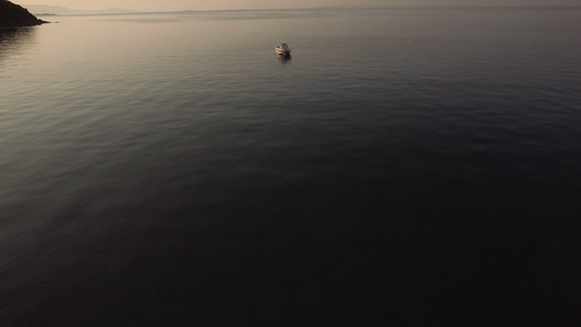 日落时空船在宁静海中的空中观察视频