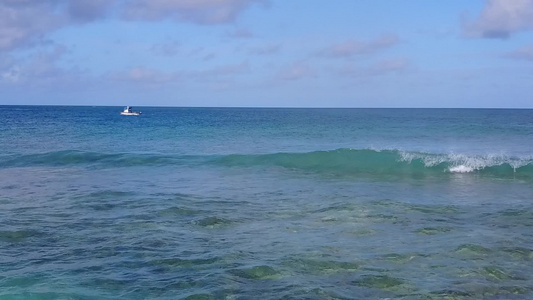 透明海白沙背景下热带海滨海滩生活方式的空中无人机风景视频