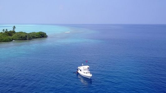 白沙底浅环礁湖的完美海湾海滩渡假无人驾驶飞机空中无人驾驶视频