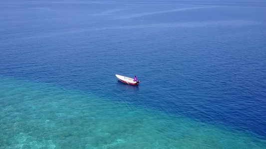 透明海洋和白沙背景的天堂海滨海滩度假空中风景视频