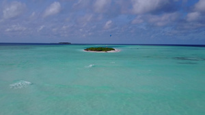 透明海洋和亮沙背景放松旅游海滩野生动物的空中质感11秒视频