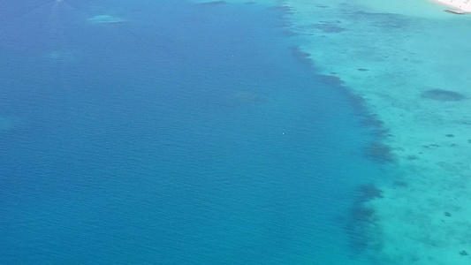 以蓝海和白沙为背景的热带海岸线海滩航程的无人驾驶飞机视频