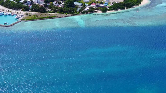 蓝色海洋和白色沙滩背景的海滨海滩出海航行风景景观视频