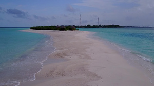 以白沙为背景的绿绿海断开的天堂岛屿海滩的空中飞行性质11秒视频