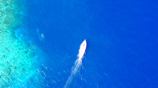 蓝海和白色沙滩背景的海滩节日全天无人驾驶无人机视频