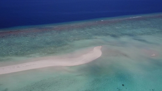海洋海岸海滩航次的自然性质蓝海航行具有清洁沙地背景视频
