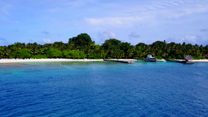 以白色沙子背景的清环礁湖为伴进行完美的海湾海滩旅游10秒视频