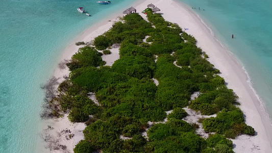 空中无人驾驶飞机抽象的美丽海湾海滩时间由蓝绿海和白沙视频