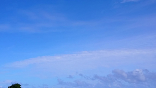 蓝色环礁湖和白色沙滩背景的完美海湾海滩冒险空中观景视频