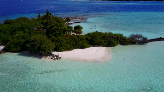 以蓝色环礁湖和清洁沙土背景打破海滩的美丽度假胜地空空视频