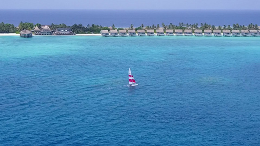 水蓝水白沙背景下异国海岸海滩之旅的无人机空中旅游视频