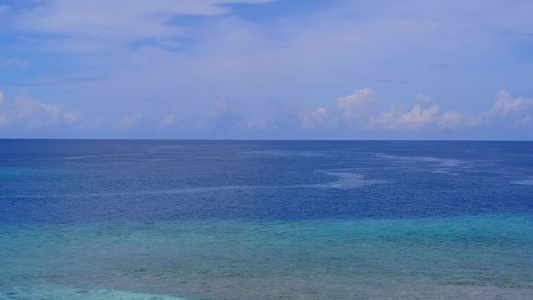 蓝绿海白沙背景美丽海岸海滩之旅的无人机景观全景视频