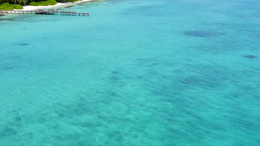 蓝色海洋和白色沙滩背景的海滨航程空中观测奇特海岸线视频