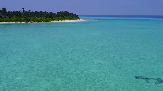 热带海观海滩度假蓝色海洋和白色沙尘背景的热带海风空中视频