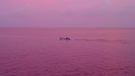 绿绿水和白沙背景的美丽海岸海滩野生生物的空中无人驾驶视频