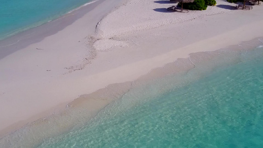 奇异的海湾海滩风景由白沙背景的绿绿海出海视频