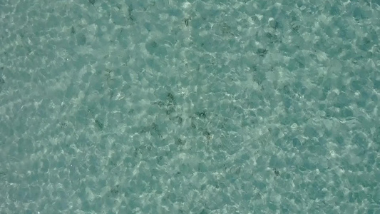 开放度假胜地海滩的空中无人驾驶飞机风景由透明的海洋视频