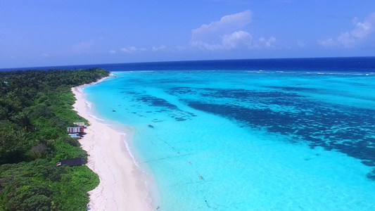 以蓝色环礁湖和白色沙滩背景观察热带度假胜地海滩时间视频
