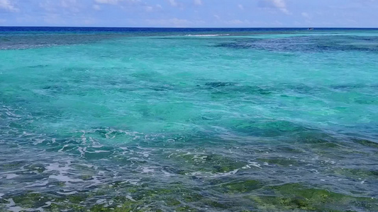 白沙背景绿松石水放松旅游海滩航行的无人机空中质感视频