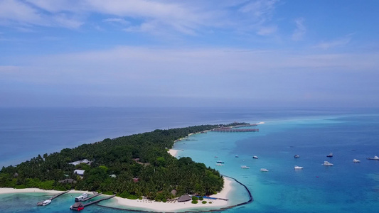 海洋海滨海滩度假的景象有清晰的海洋和白色沙滩背景视频