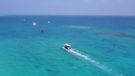 浅海和白沙背景下宁静海岸海滩的无人机空中旅游视频