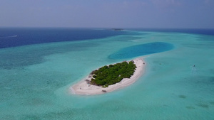 以浅沙背景的蓝海和蓝海为突破海滩的奇异度假胜地风景11秒视频