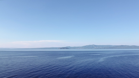 无人驾驶飞机在海平面上空高空飞行视频