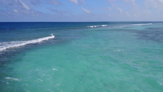 利用蓝绿水和清洁沙土背景的蓝色绿水抽象地总结外来旅游视频