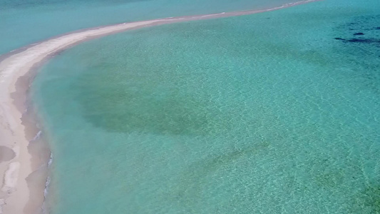 以清晰的海洋和白色沙滩背景看待环礁湖海滩完美生活方式视频