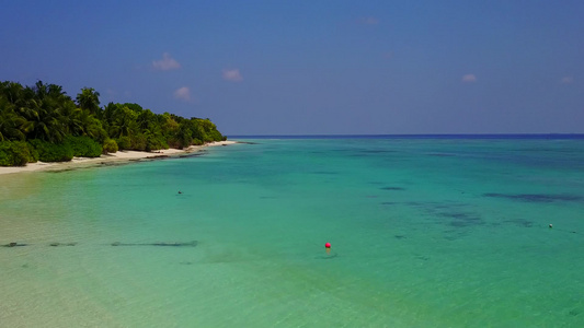 白沙背景蓝绿海豪华海岸海滩之旅的空中景观海景视频