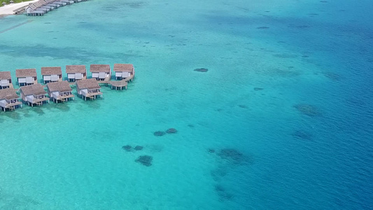 蓝绿色环礁湖白色沙子背景对热带海岸海滩时间进行风景视频