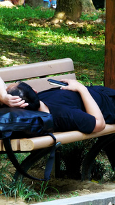 公园休憩公园留宿失业沮丧公园长椅上失落的男人睡在长椅上的失落男人视频