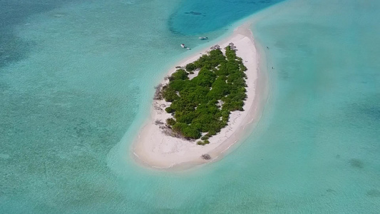 白沙背景浅海海洋海滨海滩之旅的无人机景观视频