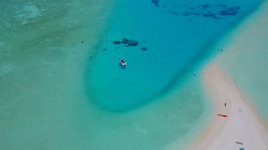 由白沙背景的绿绿海绘制的完美海岸海滩时间的空中观视视频