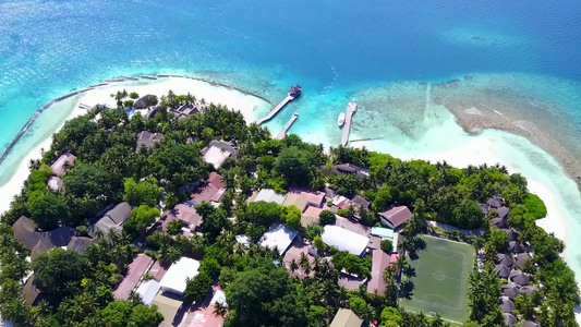 以白色沙滩背景的海平面蓝水看待海滩生活方式的异国海景视频