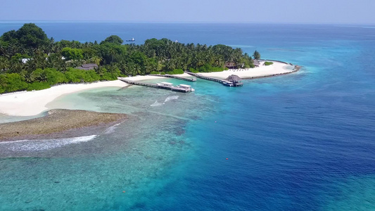 以白沙背景的蓝色海平面观望海度假胜地海滩的生活方式视频