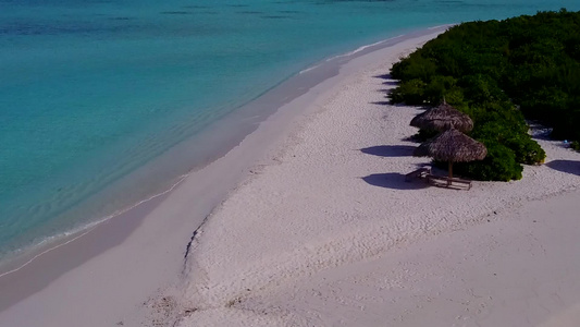 以蓝海和浅沙背景的蓝海为依托的美丽旅游海滩生活方式视频