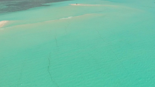 以蓝水和白沙面背景的蓝色水为间断海滨海滩进行无人驾驶视频