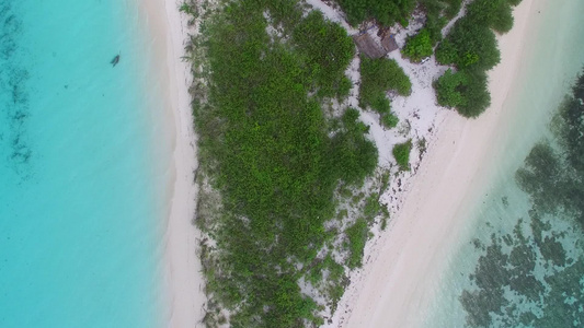 以透明的水和白色沙滩背景航行的完美海岸空中天空海边视频