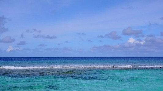 蓝海和清洁沙地背景的海洋度假胜地海滩假日空中无人驾驶视频