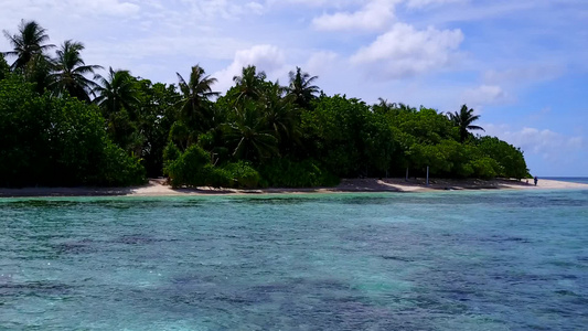 蓝绿色泻湖和白色沙滩背景的热带泻湖海滩旅行空中海景视频