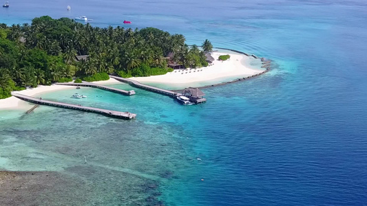 蓝海和白色沙滩背景的完美海岸海滩旅行的空中无人驾驶视频