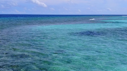 热带海岸线以清水和白色沙滩背景总结热带海岸海滩度假视频
