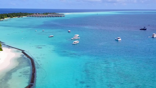 蓝水白沙背景下海洋海岸线海滩度假的无人机景观纹理视频