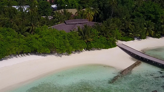 透明海和白沙背景下豪华度假村海滩度假的空中无人机旅行视频